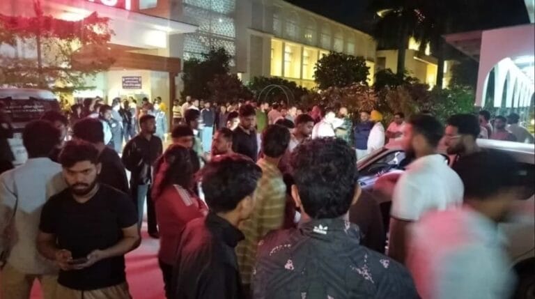 देहरादून में दर्दनाक हादसा: तेज रफ्तार कार ने डीएवी के पूर्व छात्रसंघ अध्यक्ष को कुचला, BJP कार्यकर्ताओं का हंगामा 4 तेज रफ्तार कार ने डीएवी के पूर्व छात्रसंघ अध्यक्ष को कुचला