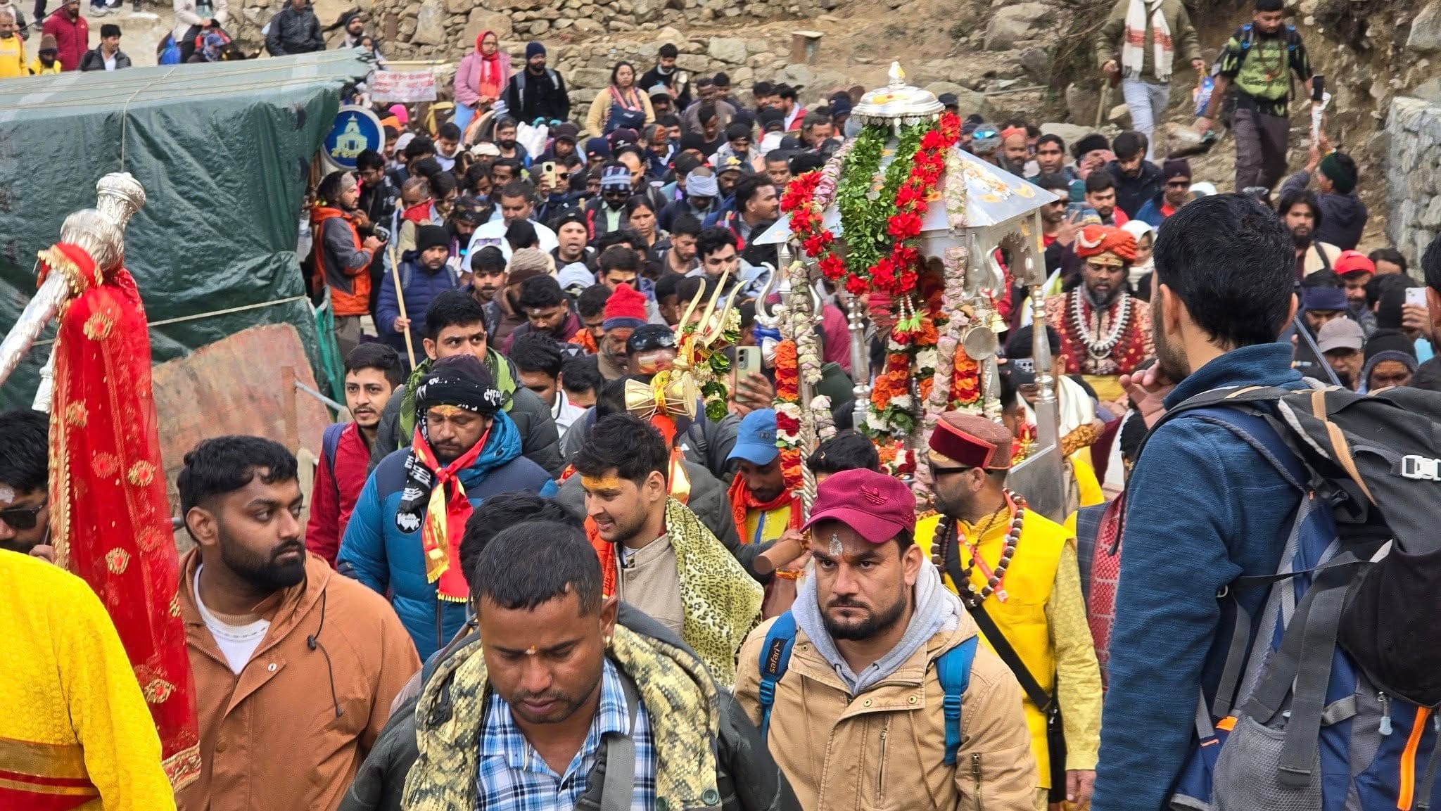 बाबा केदार की पंचमुखी डोली गुप्तकाशी पहुंची, आज ओंकारेश्वर मंदिर ऊखीमठ पहुंचेगी – शीतकालीन पूजाओं की शुरुआत
