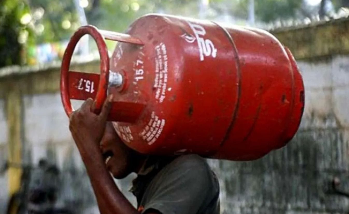 त्योहारों के मौसम में LPG सिलेंडर के दाम बढ़े 1 LPG सिलेंडर दाम में बदलाव: 19 किग्रा वाणिज्यिक सिलेंडर महंगा, 14 किग्रा घरेलू सिलेंडर स्थिर