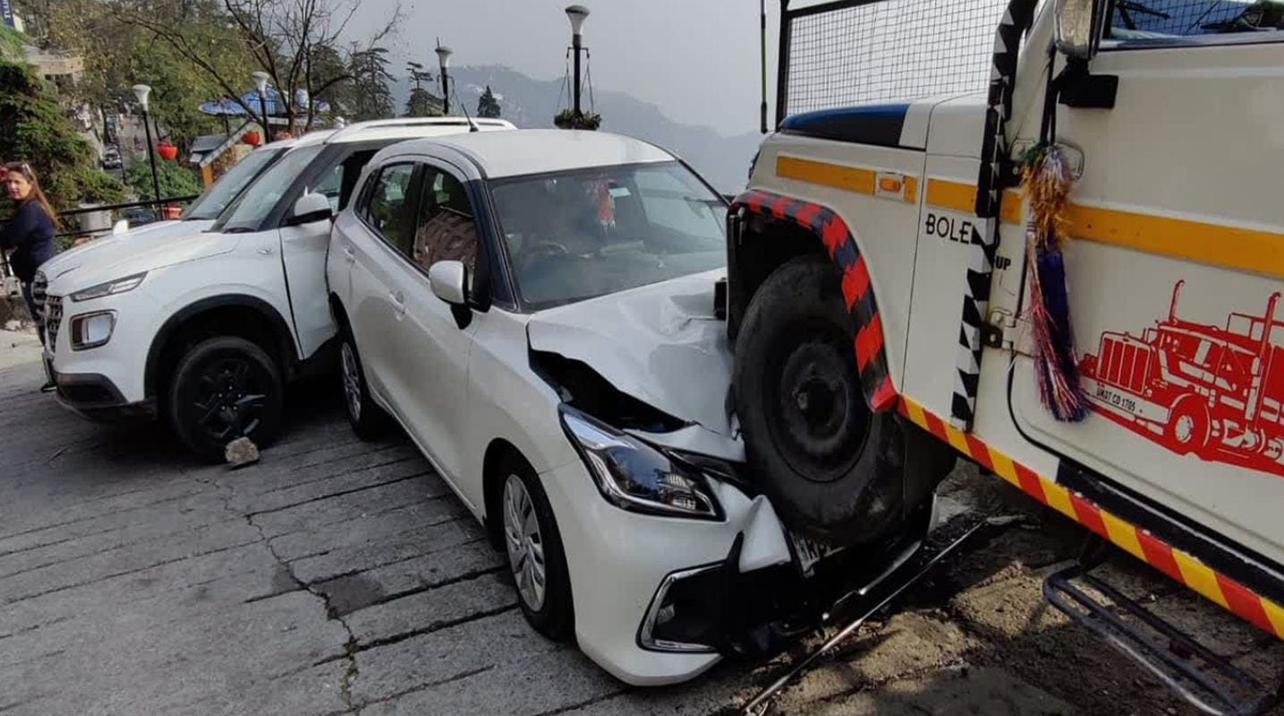 मसूरी में बड़ा हादसा टला: हनीमून होटल के पास ब्रेक फेल जीप तीन कारों और स्कूटी से टकराई