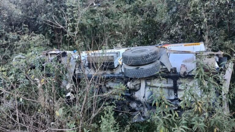 मसूरी: केम्पटी फॉल के पास पेट्रोल-डीजल ट्रक खाई में गिरा, आग का खतरा टला, पुलिस जांच में