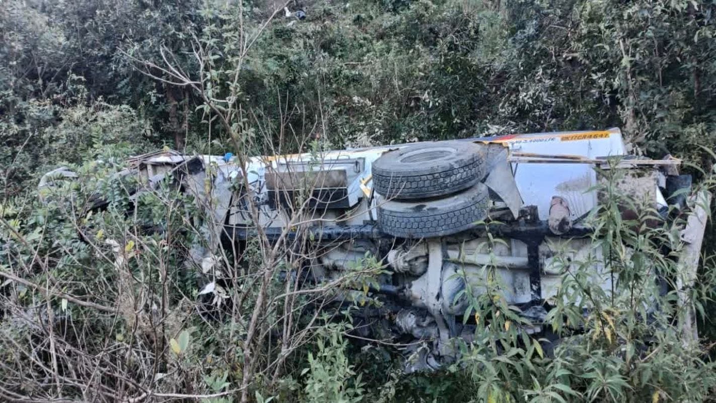 मसूरी: केम्पटी फॉल के पास पेट्रोल-डीजल ट्रक खाई में गिरा, आग का खतरा टला, पुलिस जांच में