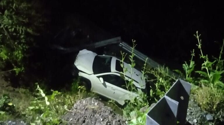 मसूरी में दर्दनाक सड़क हादसा, खाई में गिरी कार – 5 घायल