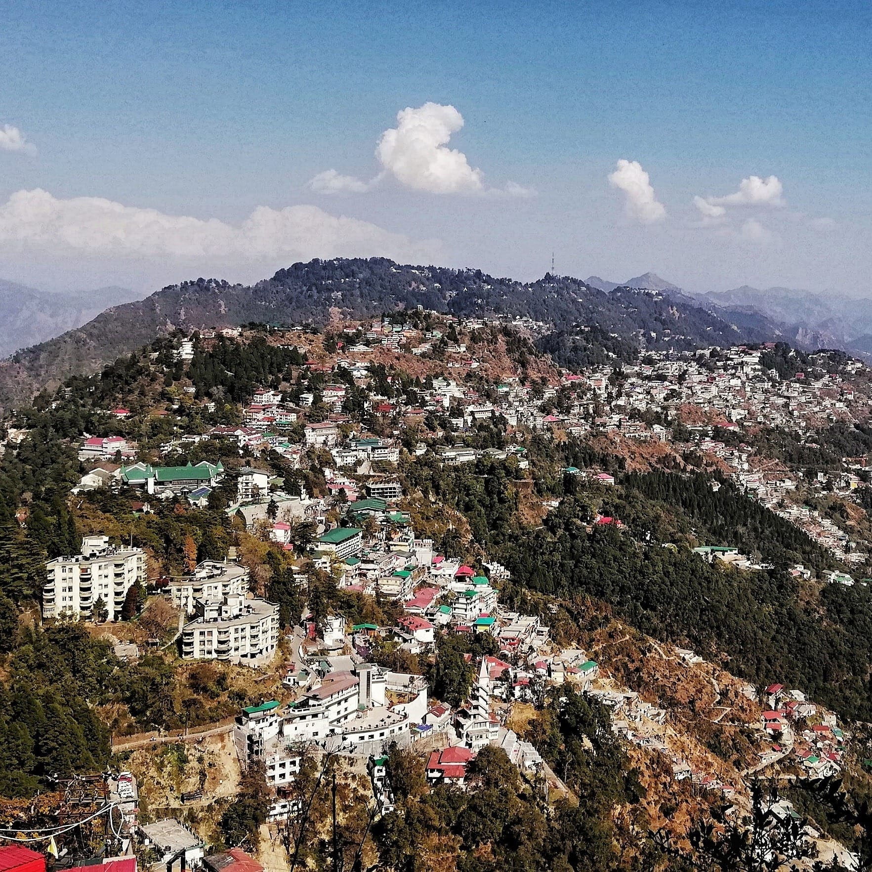 मसूरी में भूस्खलन का खतरा: “पहाड़ों की रानी” पर प्राकृतिक और मानवजनित दबाव बढ़ा