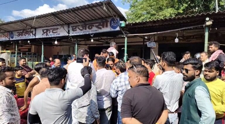 ऋषिकेश में सामूहिक नमाज को लेकर हिंदू संगठनों का विरोध प्रदर्शन।