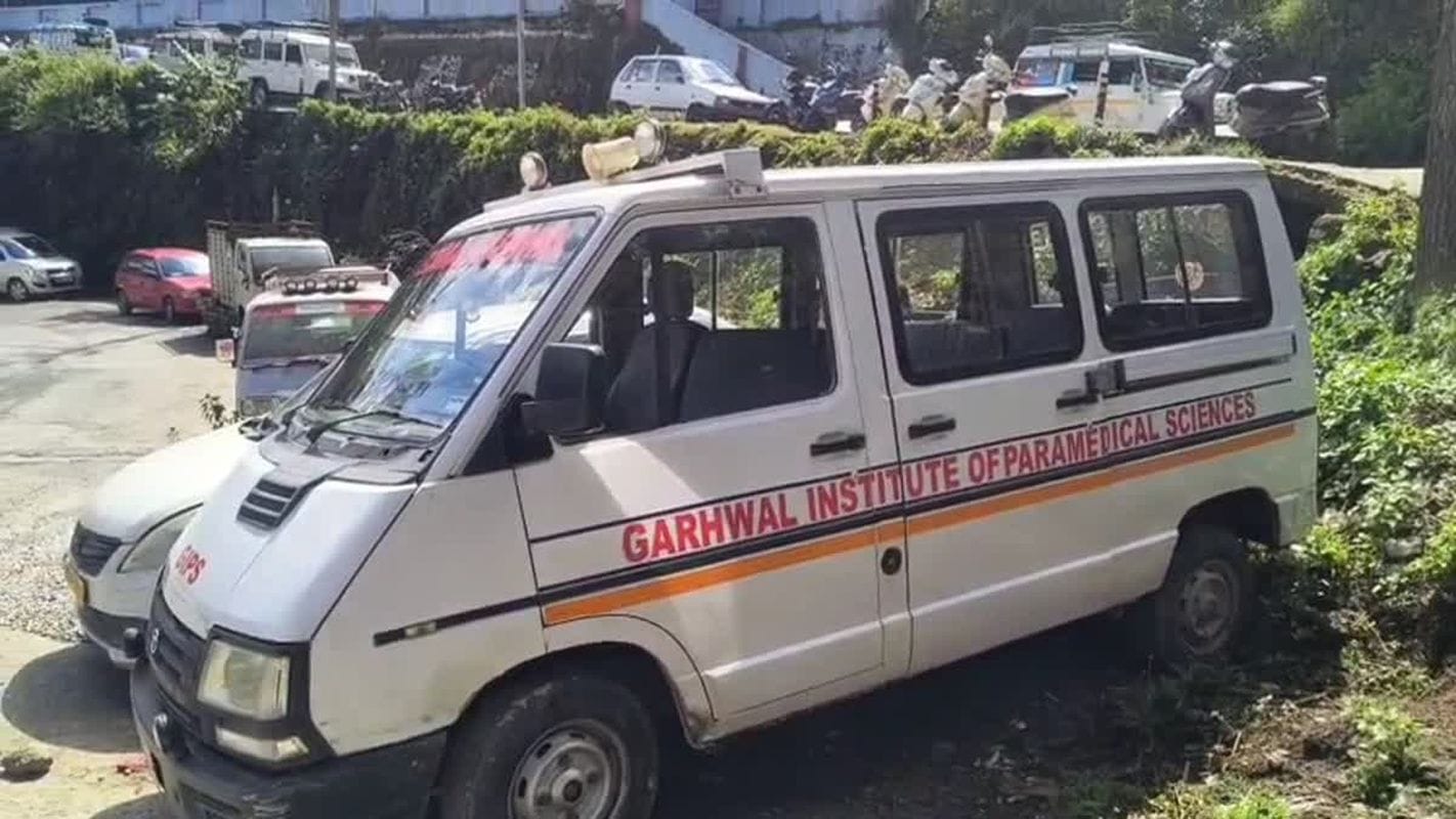 पौड़ी: निजी संस्थान ने एंबुलेंस में छात्रों को लाने-ले जाने का किया दुरुपयोग, परिवहन विभाग ने की सख्त कार्रवाई 1 निजी संस्थान ने एंबुलेंस में छात्रों को लाने-ले जाने का किया दुरुपयोग