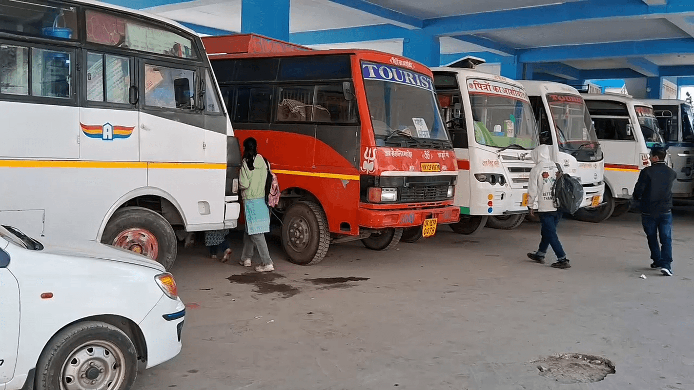 पौड़ी में कमर्शियल वाहनों का चक्काजाम