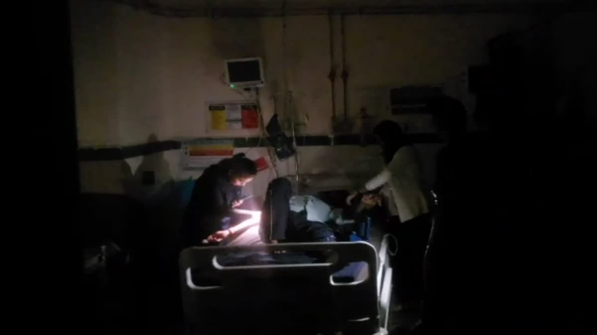 मोबाइल टॉर्च में इलाज करते डॉक्टर, पौड़ी अस्पताल की स्वास्थ्य व्यवस्थाओं पर सवाल 1 मोबाइल टॉर्च में इलाज करते डॉक्टर