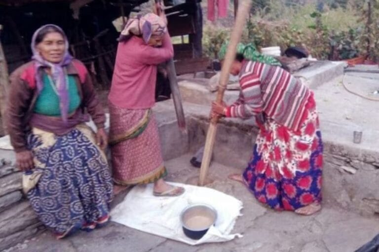 पिथौरागढ़: भाई दूज पर पारंपरिक चूड़ा कूटने की अनोखी परंपरा बरकरार