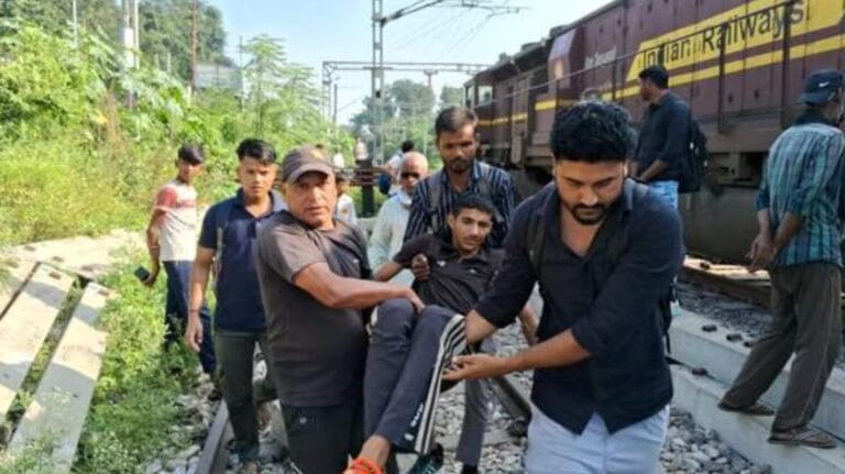 रायवाला रेलवे स्टेशन पर बड़ा हादसा: ट्रेन से गिरकर घायल हुआ किशोर