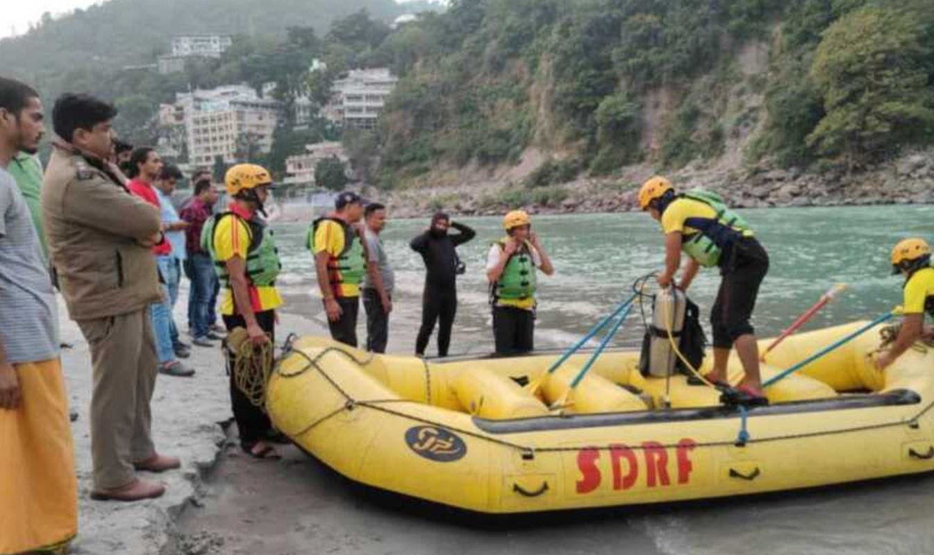 ऋषिकेश भागीरथी धाम के पास गंगा में सर्च अभियान चलाती SDRF टीम – किशोर की तलाश जारी