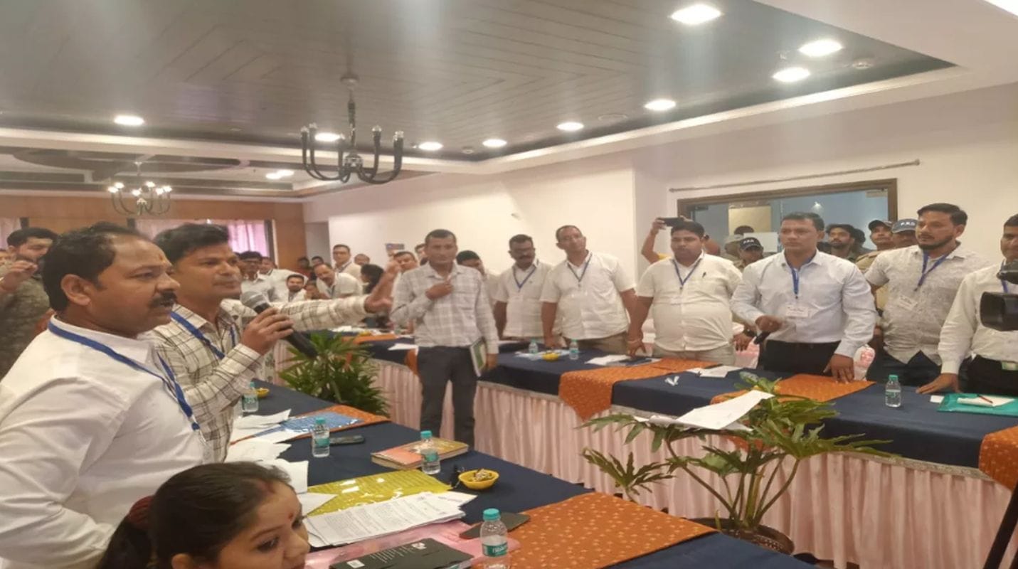 ऋषिकेश नगर निगम, बोर्ड बैठक हंगामा, पार्षद नाराजगी, निगम अधिकारी विवाद, नगर निगम एजेंडा, ऋषिकेश स्थानीय खबर