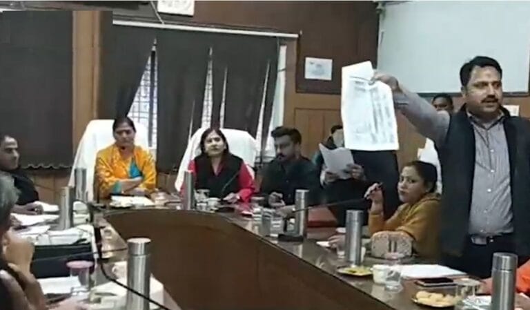 पालिका बैठक में हंगामा, खारास्रोत शराब ठेका बंद करने का प्रस्ताव पास 3 मुनि की रेती-ढालवाला नगर पालिका बोर्ड बैठक में हंगामा करते सभासद – खारास्रोत शराब ठेका बंद करने पर सर्वसम्मति