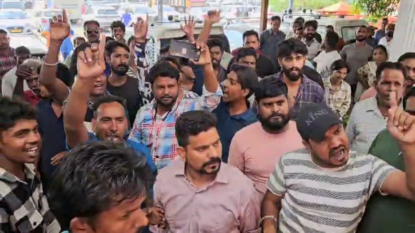 ऋषिकेश में कचरा संग्रहण कर्मचारियों का हंगामा: ठेकेदार पर उत्पीड़न, कम वेतन और धमकी का आरोप 1 ऋषिकेश में कचरा संग्रहण कर्मचारियों का हंगामा