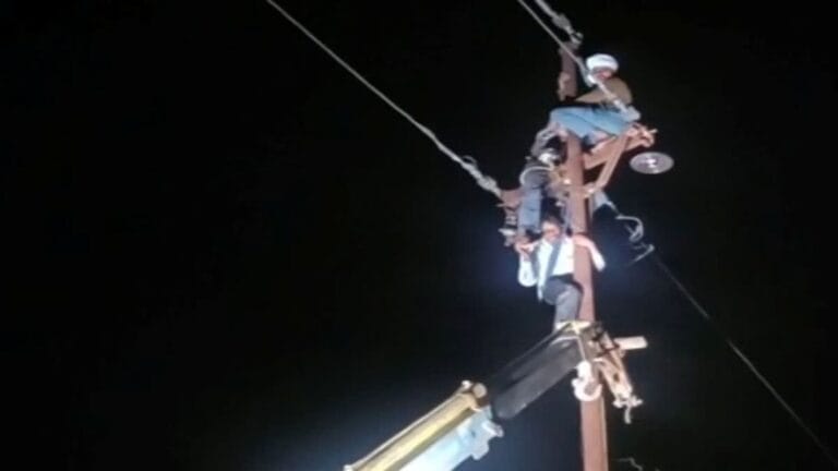 हरिद्वार में हाईटेंशन तार काटने चढ़ा चोर, करंट लगने से झुलसा