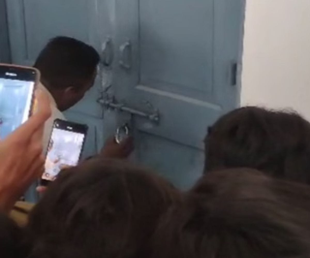 रुड़की: शिक्षिकाओं की लापरवाही से स्कूल में बंद हुआ मासूम छात्र, रोने की आवाज सुनकर पहुंचे लोग — पुलिस ने तोड़ा ताला 1 हरिद्वार के सरकारी स्कूल में कक्षा के अंदर फंसे बच्चे को पुलिस द्वारा बाहर निकालते हुए दृश्य