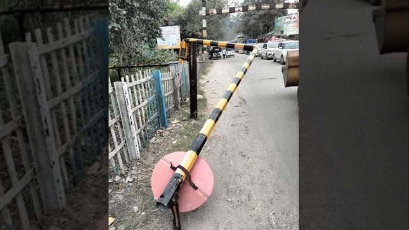 ऋषिकेश में तेज रफ्तार वाहन ने रेलवे फाटक तोड़ा, आरपीएफ ने चालक पर दर्ज की FIR 1 ऋषिकेश में तेज रफ्तार वाहन ने रेलवे फाटक तोड़ा