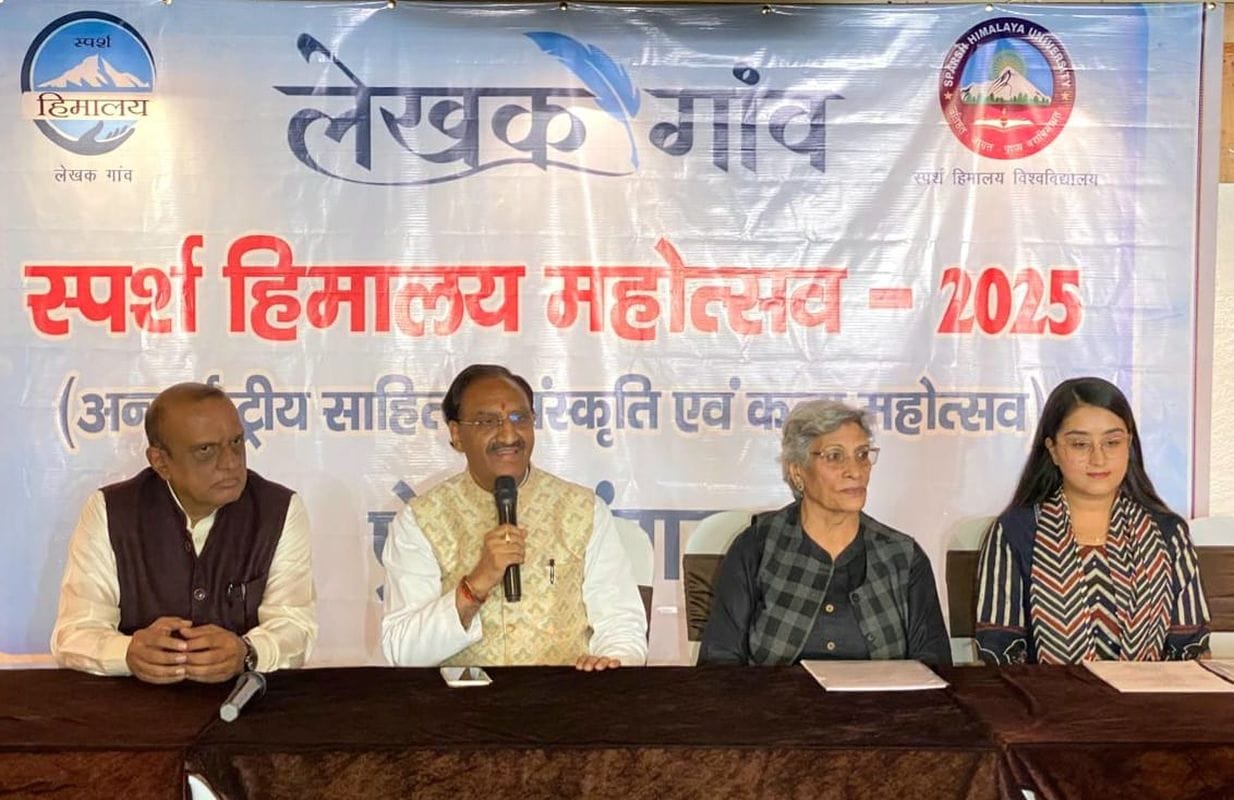 हिमालय की पृष्ठभूमि में थानो लेखक गांव