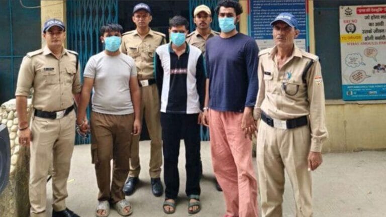 तीन साइबर ठग तपोवन से गिरफ्तार, लोगों को सस्ते दाम पर आईफोन देने का देते थे लालच, करोड़ों की ठगी