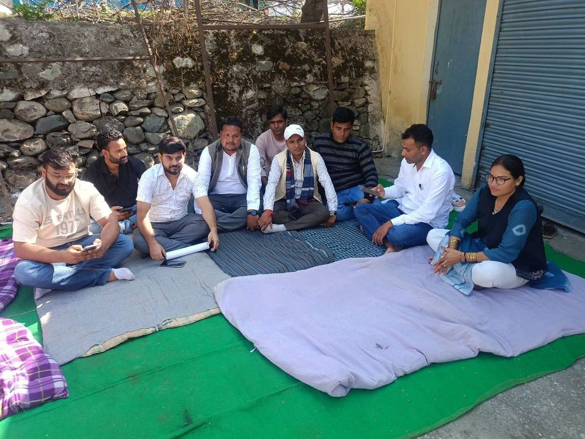 टिहरी में जच्चा की मौत के बाद भड़का जनाक्रोश: पिलखी अस्पताल के बाहर शुरू हुआ अनिश्चितकालीन धरना