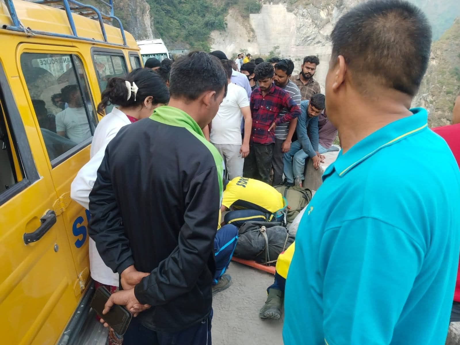 ऋषिकेश-बदरीनाथ हाईवे हादसा: तोताघाटी के पास खाई में गिरी पिकअप, देहरादून के तीन युवकों की मौत 1 ऋषिकेश-बदरीनाथ हाईवे तोताघाटी हादसा, खाई में गिरी पिकअप से देहरादून के तीन युवकों की मौत