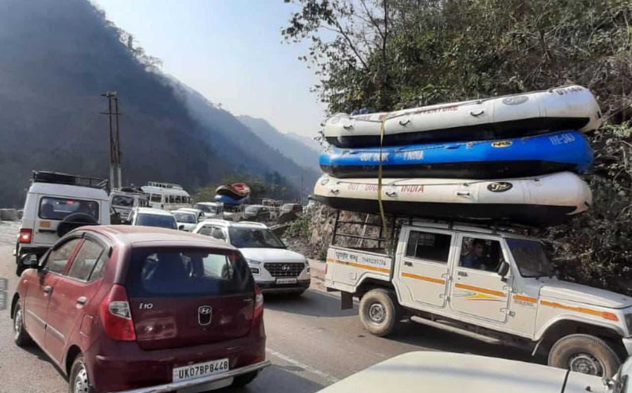 नव वर्ष से पहले ऋषिकेश में सैलानियों का सैलाब, कई मार्गों पर लंबा जाम 1 नए साल से पहले ऋषिकेश में जाम | पर्यटकों की भीड़ से बिगड़े हालात