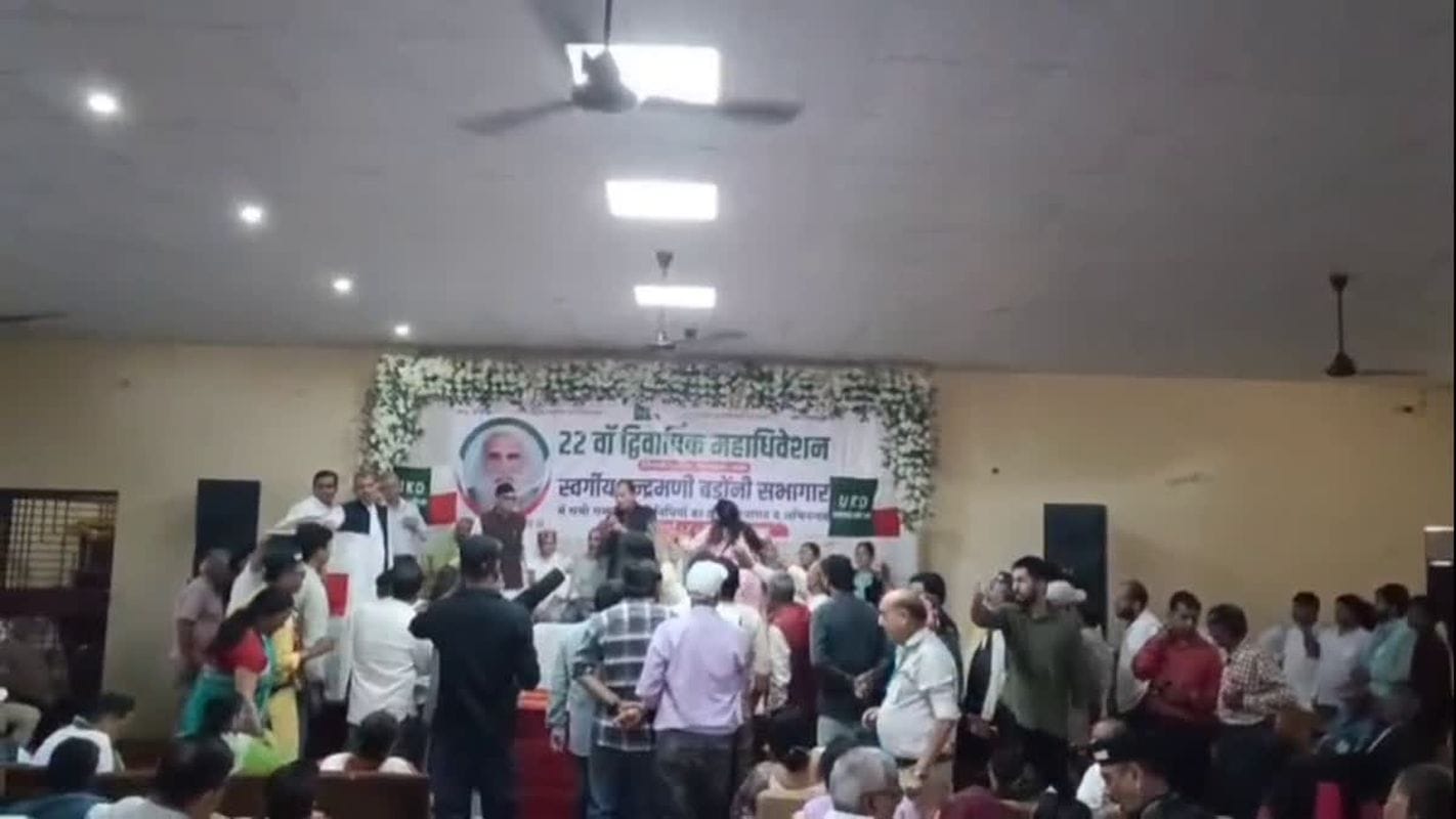 रामनगर में UKD महाधिवेशन पर खूनी खेल: कार्यकर्ताओं ने पत्रकार को घसीटा, वीडियो डिलीट कर धमकाया; प्रेस फ्रीडम पर हमला 1 रामनगर में UKD महाधिवेशन पर खूनी खेल