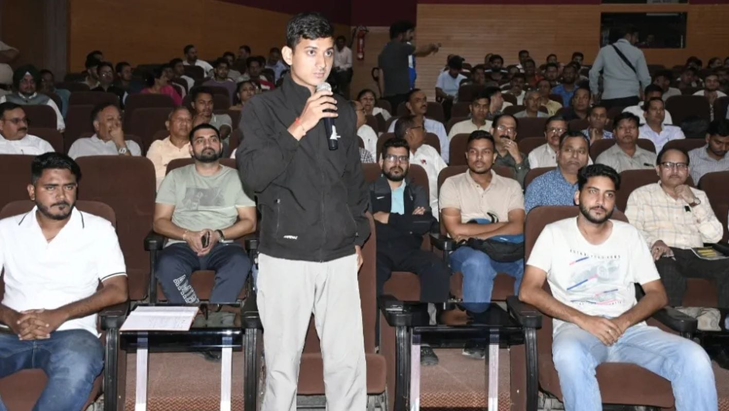 स्नातक भर्ती परीक्षा में पेपर 15 मिनट पहले शुरू