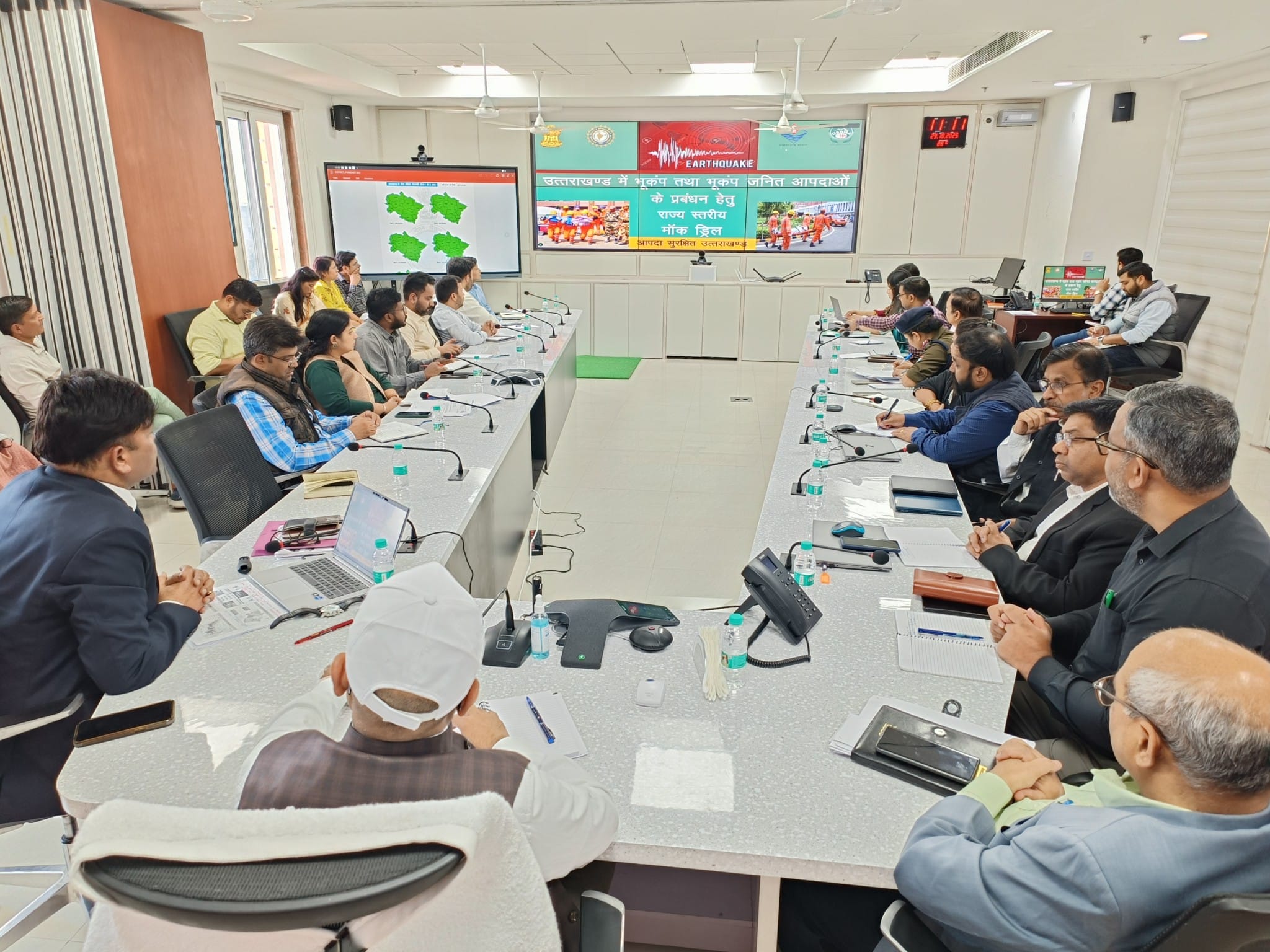 उत्तराखंड में भूकंप मॉक ड्रिल की तैयारी, अधिकारी बैठक में योजना बनाते हुए