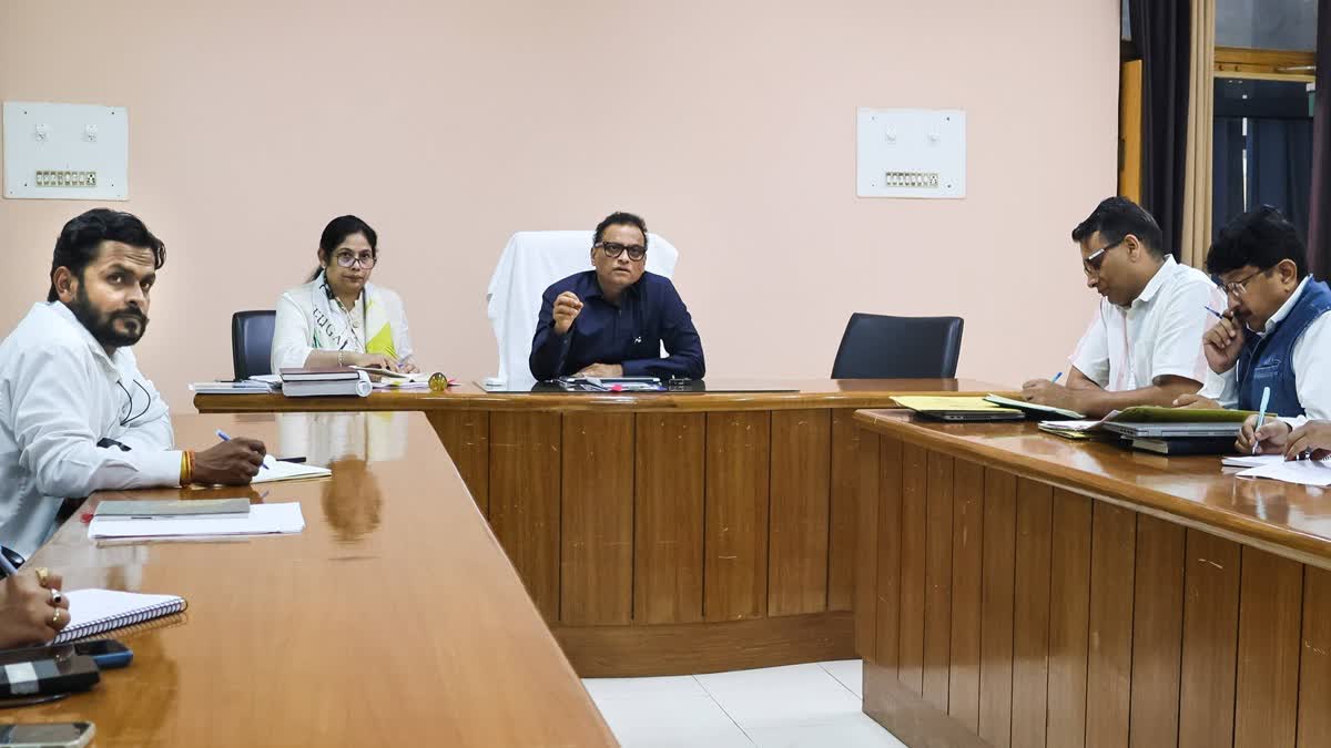 उत्तराखंड में जल संरक्षण और नदी पुनर्जीवन पर बैठक करते अधिकारी