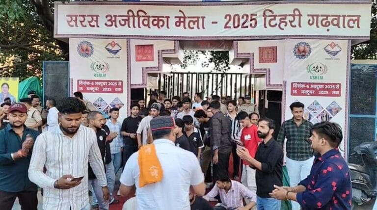 सरस आजीविका मेला 2025 में वसीम बरेलवी के कार्यक्रम पर विरोध प्रदर्शन 2 सरस आजीविका मेला 2025 में वसीम बरेलवी के कार्यक्रम पर विरोध प्रदर्शन