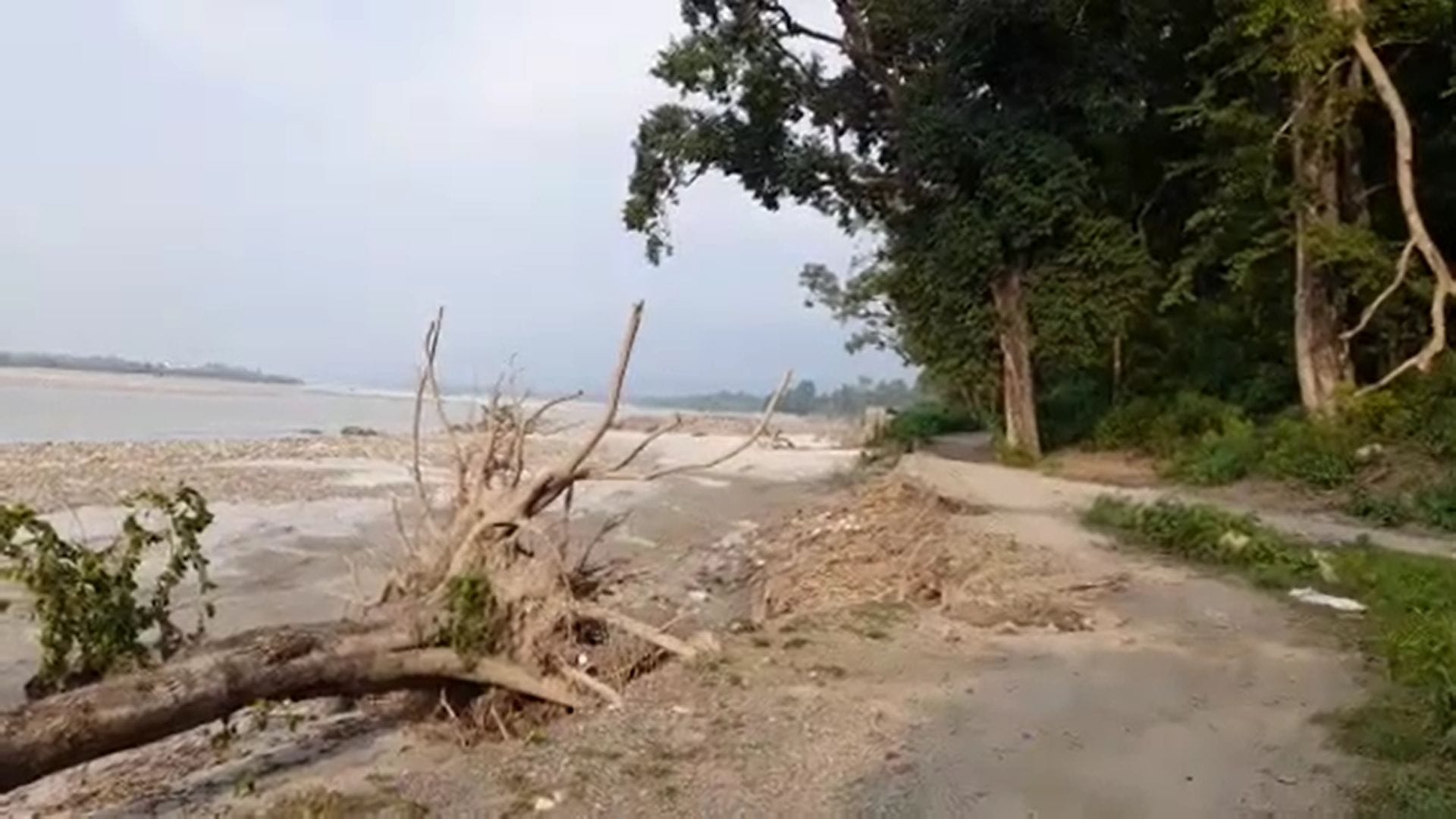 नौ करोड़ के खर्च के बाद भी गंगा के उफान ने किया गांव की जमीन पर कहर