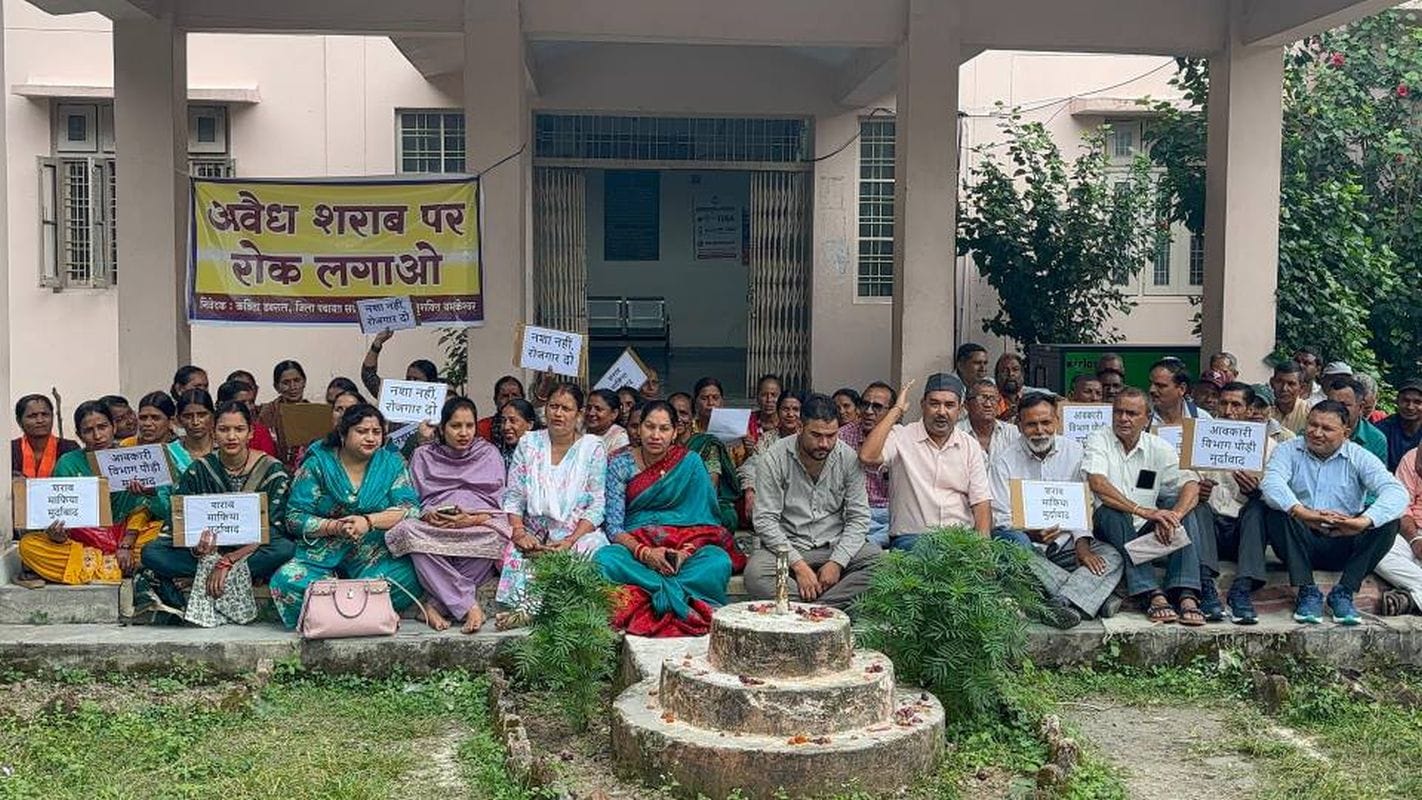 यमकेश्वर में अवैध शराब के खिलाफ जोरदार प्रदर्शन, दोषियों पर कड़ी कार्रवाई की मांग 1 यमकेश्वर में अवैध शराब के खिलाफ जोरदार प्रदर्शन