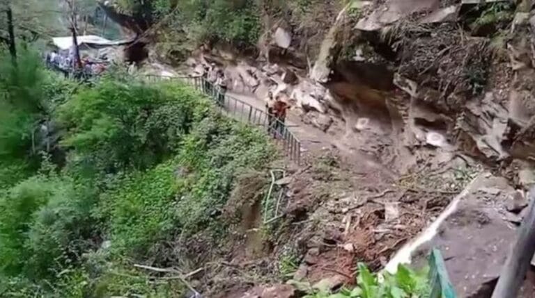 यमुनोत्री धाम के पैदल मार्ग पर मरम्मत कार्य करते लोक निर्माण विभाग के कर्मचारी