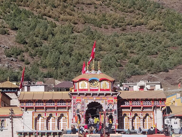 कपाट बंद होने के बाद बद्रीनाथ क्षेत्र में पुलिस सतर्क, CCTV और ITBP तैनात 9 शीतकाल के लिए बद्रीनाथ धाम बंद, सुरक्षा का जिम्मा अब हनुमानचट्टी पुलिस संभालेगी