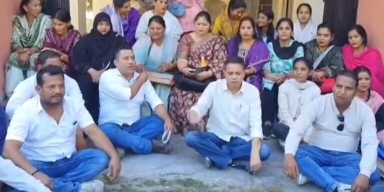 रामनगर में जिला विकास प्राधिकरण के खिलाफ धरना, ग्रामीण क्षेत्रों से हटाने की मांग तेज 5 रामनगर में प्राधिकरण हटाने को लेकर प्रदर्शन, एसडीएम कार्यालय के बाहर ज्ञापन सौंपा