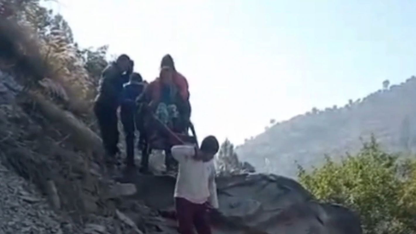 अल्मोड़ा समाचार, सल्ट विधानसभा, सड़क समस्या, थाकुली गांव, डोली पर ले जाना