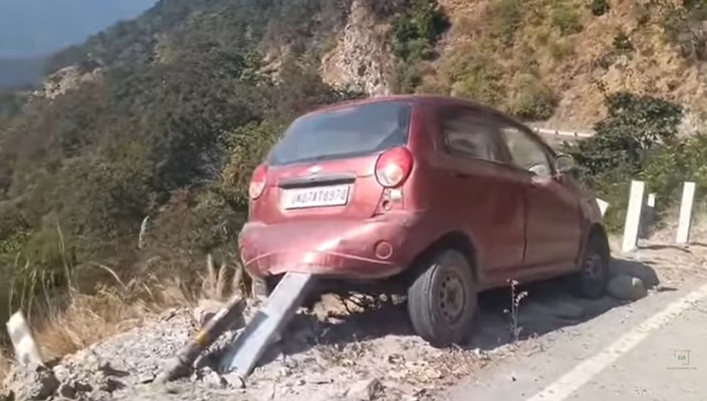 देवप्रयाग–पौड़ी रोड पर हादसा: 100 मीटर खाई से युवक सुरक्षित रेस्क्यू