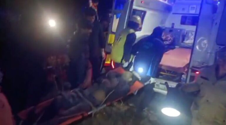 ज्योतिर्मठ क्षेत्र में बड़ा हादसा, गहरी खाई में गिरी मैक्स; दो की मौत