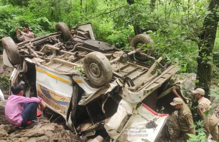 गैरसैंण में बारातियों से भरी इको वाहन दुर्घटनाग्रस्त