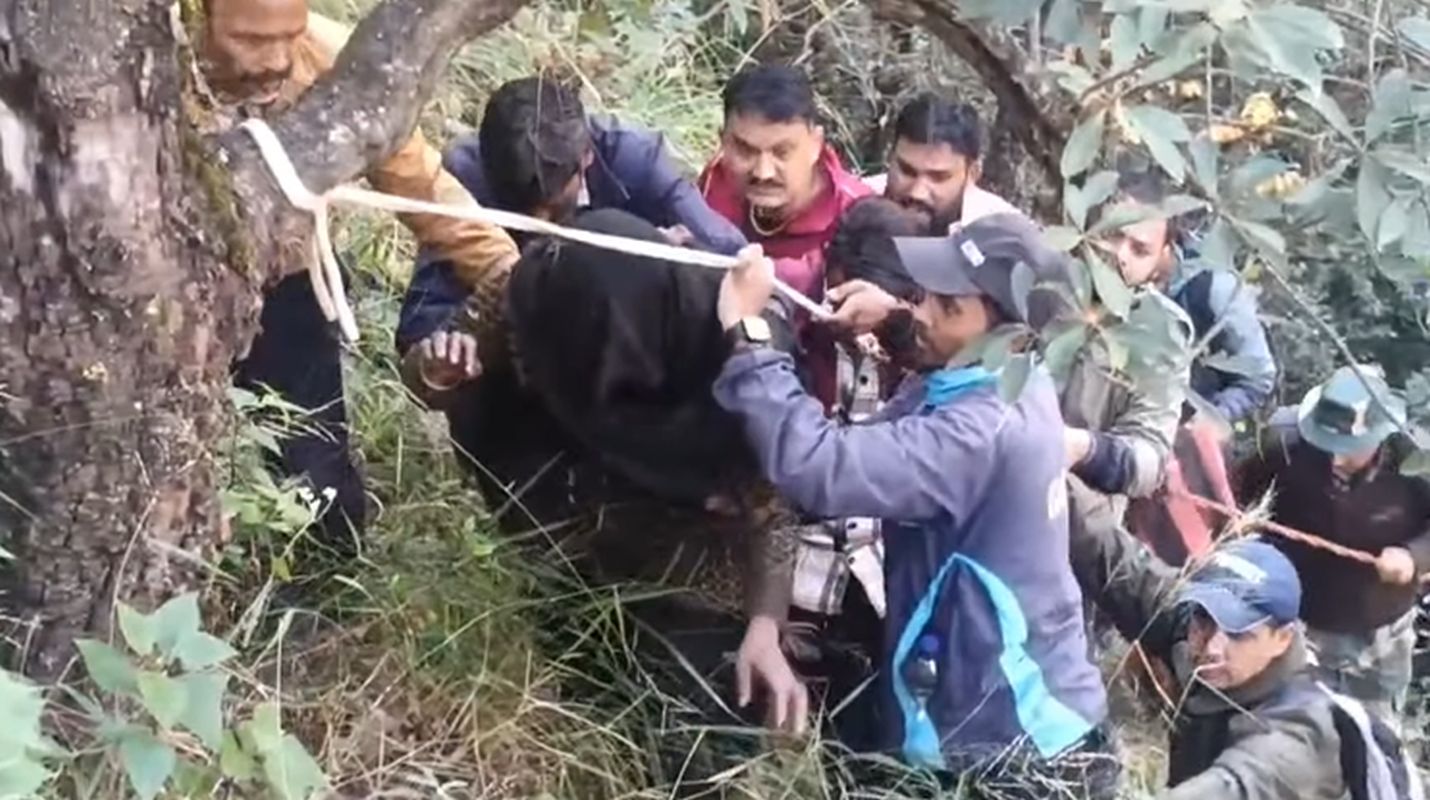 घास लेने गई महिला लापता, अगले दिन जंगल में गंभीर अवस्था में मिली 1 पोखरी क्षेत्र में मानव–वन्यजीव संघर्ष की नई घटना, भालू ने महिला को किया घायल