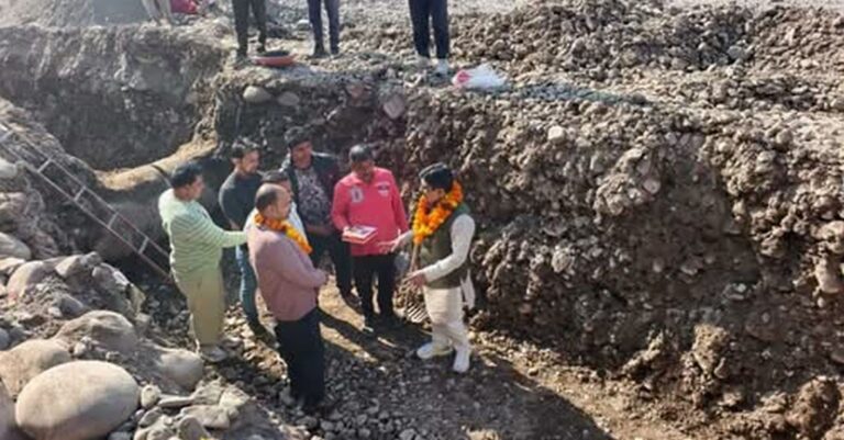 ऋषिकेश के चंद्रेश्वरनगर में 100 मीटर तटबंध निर्माण शुरू, मेयर शंभू पासवान ने किया भूमि पूजन 1 ऋषिकेश समाचार, चंद्रेश्वरनगर, तटबंध निर्माण, बाढ़ सुरक्षा, नगर निगम ऋषिकेश, विकास कार्य