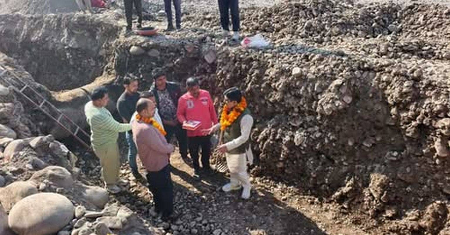 ऋषिकेश के चंद्रेश्वरनगर में 100 मीटर तटबंध निर्माण शुरू, मेयर शंभू पासवान ने किया भूमि पूजन 1 ऋषिकेश समाचार, चंद्रेश्वरनगर, तटबंध निर्माण, बाढ़ सुरक्षा, नगर निगम ऋषिकेश, विकास कार्य