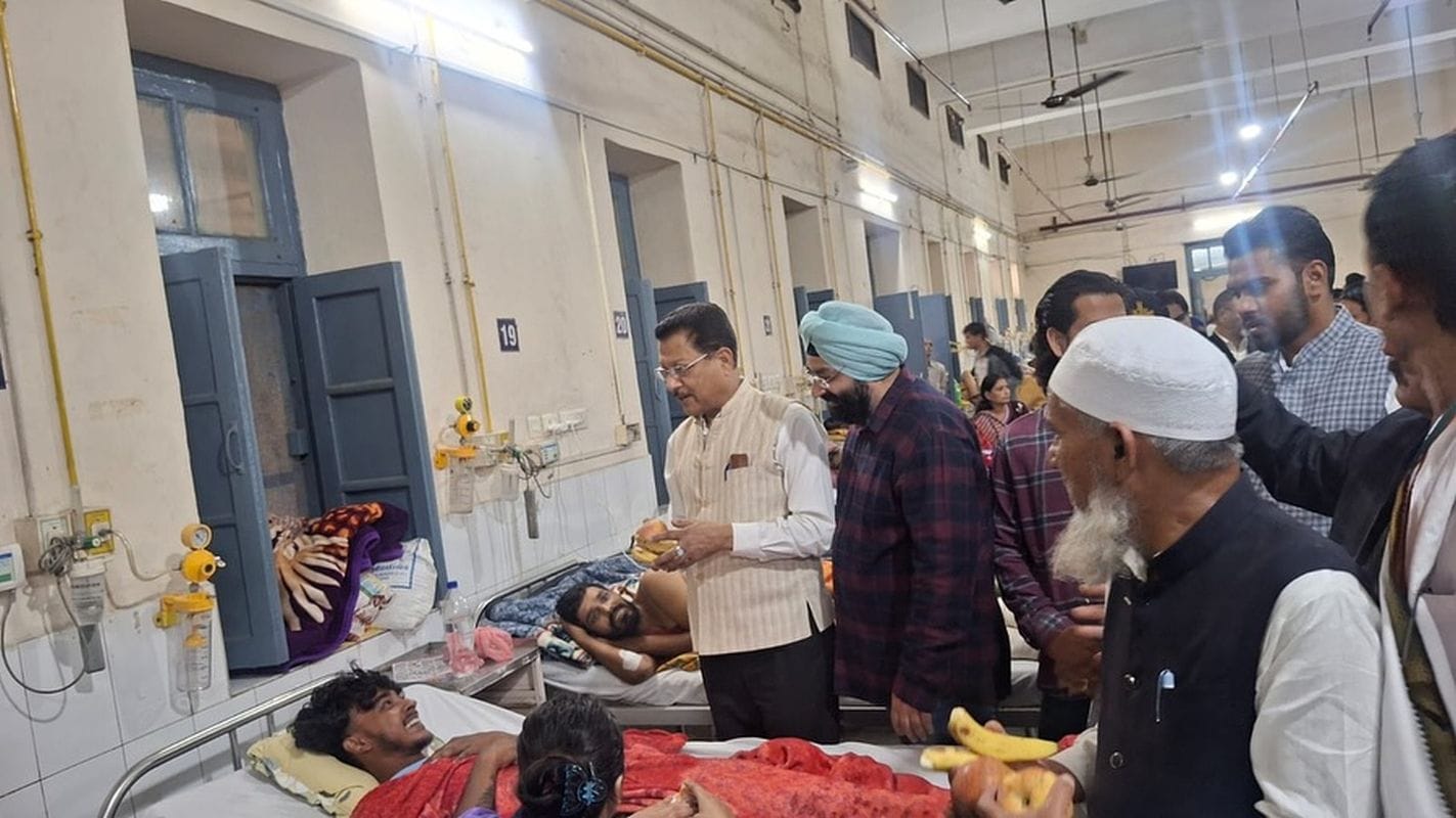 दून अस्पताल में कांग्रेस का सेवा कार्यक्रम: मरीजों को फल बांटे, स्वास्थ्य व्यवस्था पर उठाए सवाल