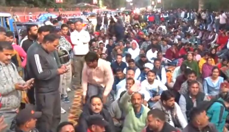 छुट्टी के बाद दून अस्पताल में 1700 से ज्यादा मरीज, उपनल कर्मचारियों की हड़ताल से बिगड़ी स्थिति