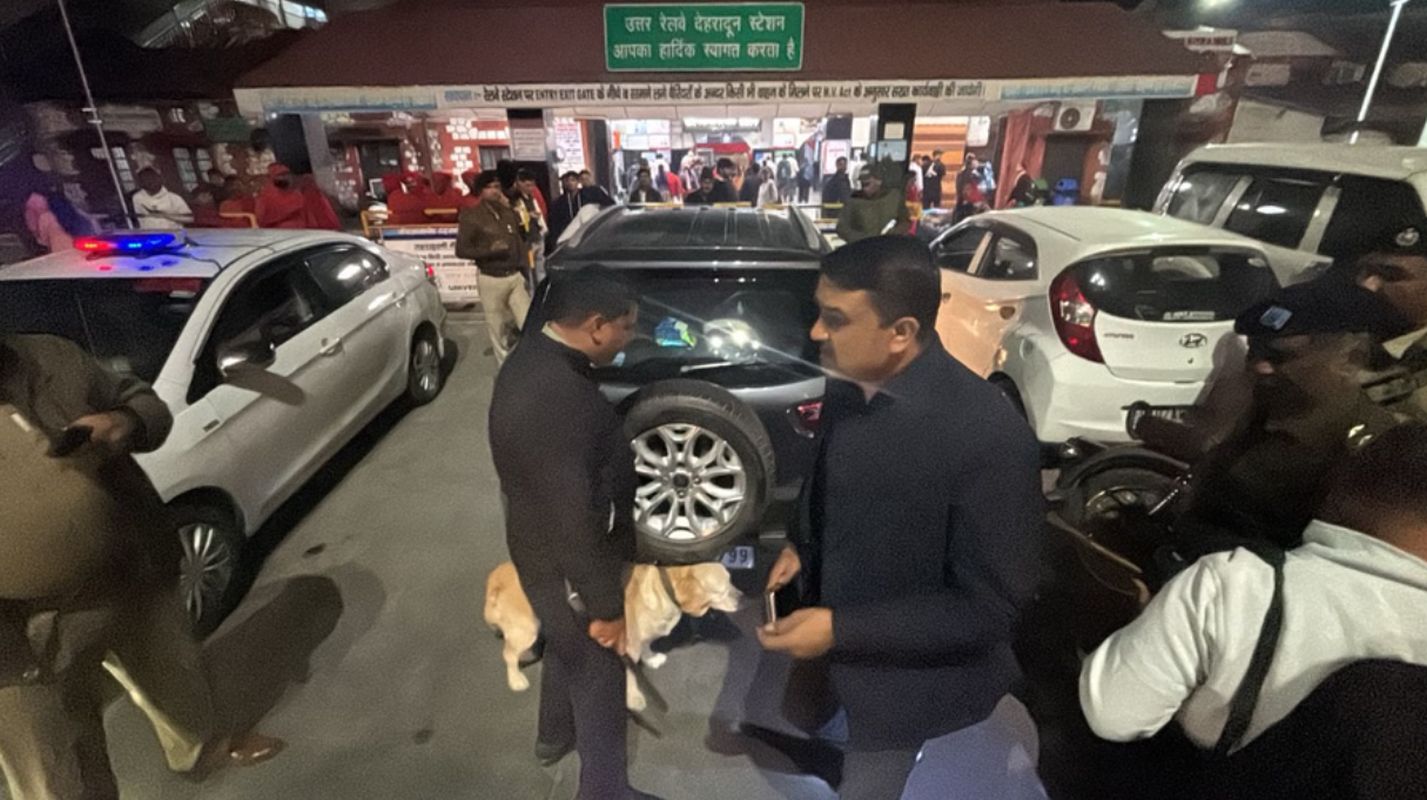 दिल्ली धमाके के बाद दून में पुलिस सतर्क, डॉग स्क्वॉड और बीडीएस टीम की तैनाती