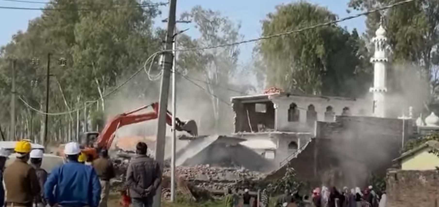 देहरादून में 11 हेक्टेयर सरकारी भूमि से अतिक्रमण हटाने की कार्रवाई, 60 संरचनाएँ ध्वस्त 1 देहरादून में 11 हेक्टेयर सरकारी भूमि से अतिक्रमण हटाने की कार्रवाई, 60 संरचनाएँ ध्वस्त