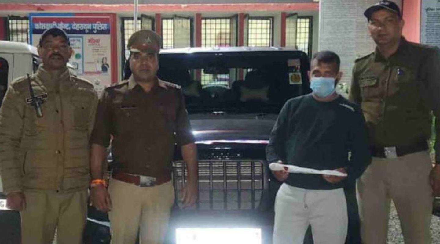 देहरादून: वायरल वीडियो में हथियार लहराने वाला युवक चढ़ा पुलिस के हत्थे, वाहन सीज