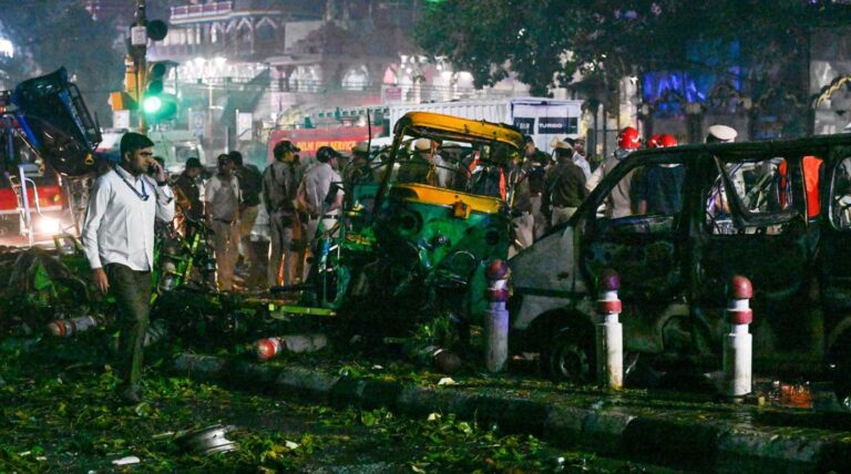 दिल्ली में बड़ा हादसा: लाल किला मेट्रो स्टेशन के बाहर कार में धमाका, पीएम मोदी ने जताई संवेदना