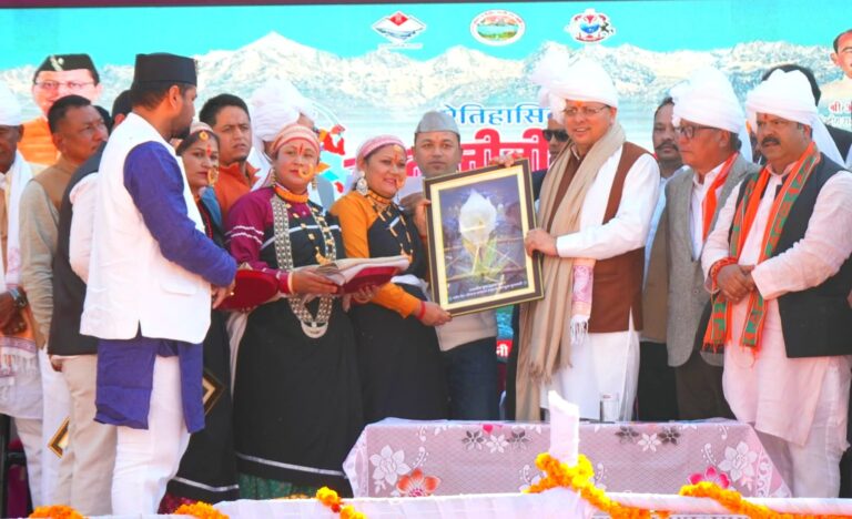 पिथौरागढ़ में जौलजीबी मेला शुरू, सीएम धामी पहुंचे पैतृक गांव टुंडी–बारमौं 3 पिथौरागढ़ दौरे में सीएम धामी भावुक, पैतृक गांव पहुंचकर यादें हुईं ताज़ा